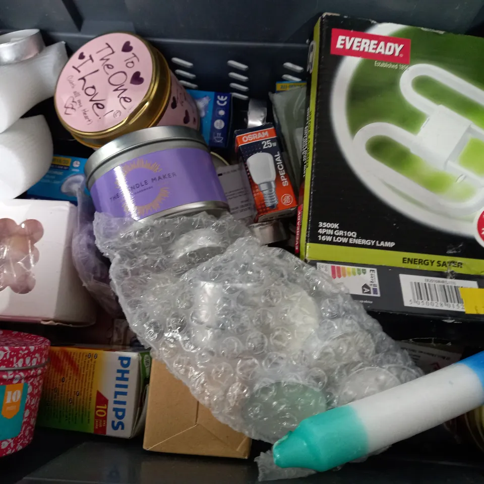 BOX OF APPROXIMATELY 6 ASSORTED ITEMS TO INCLUDE - ST.EVAL SANDALWOOD - SIMPLY BULBS - AURORA LIGHT BULB ECT