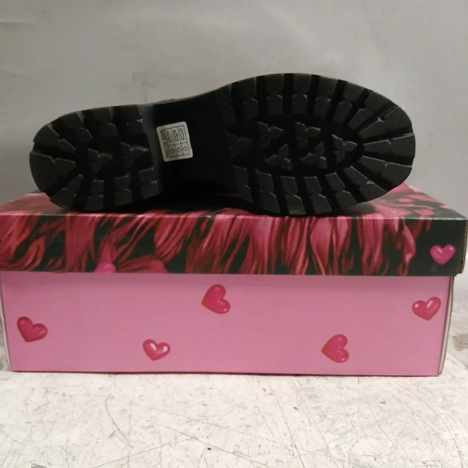 BOXED PAIR OF KOI SHOES IN BLACK W. PINK HEARTS SIZE UK 5