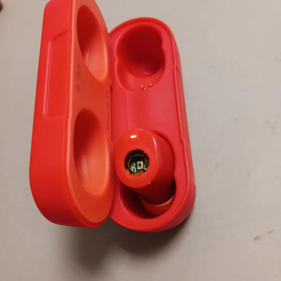SKULLCANDY WIRELESS EARBUDS IN RED