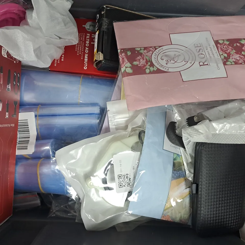 APPROXIMATELY 10 ASSORTED HOUSEHOLD ITEMS TO INCLUDE FIRST AID KIT, SOLAR LED WALL LIGHT, ETC