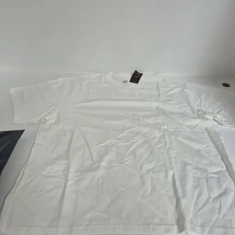 LEVIS WHITE TEE SIZE XL
