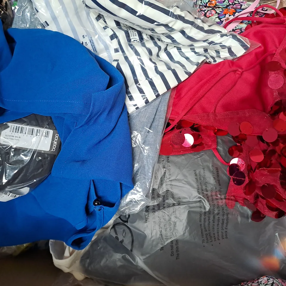 BOX OF APPROXIMATELY 20 ASSORTED CLOTHING & FASHION ITEMS IN VARIOUS STYLES AND SIZES TO INCLUDE BOOHOO, SHEIN, ETC