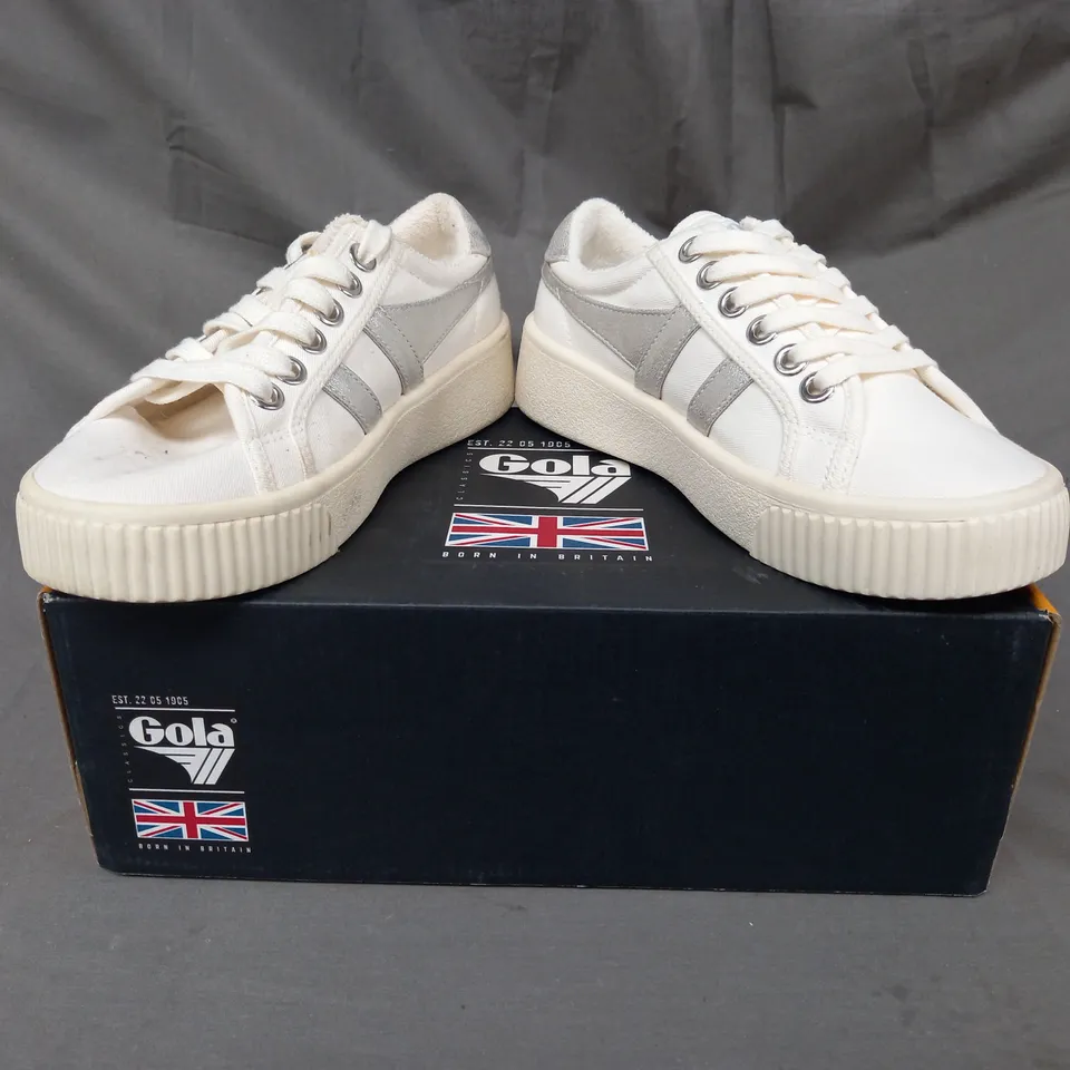 BOXED PAIR OF GOLA BASELINE MARK COX CANVAS SHOES IN WHITE/METALLIC SILVER UK SIZE 4