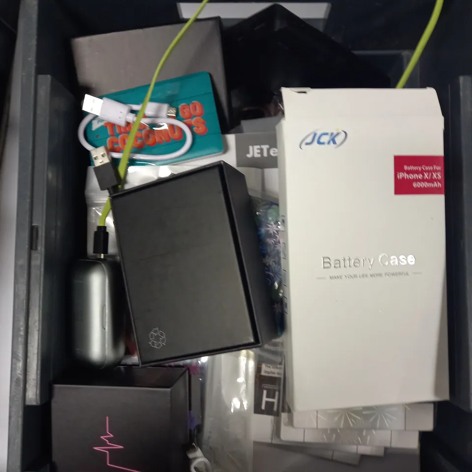 APPROXIMATELY 20 ASSORTED SMARTPHONE/TABLET ACCESSORIES TO INCLUDE POWER BANKS, PROTECTIVE CASES, CHARGING CABLES ETC 
