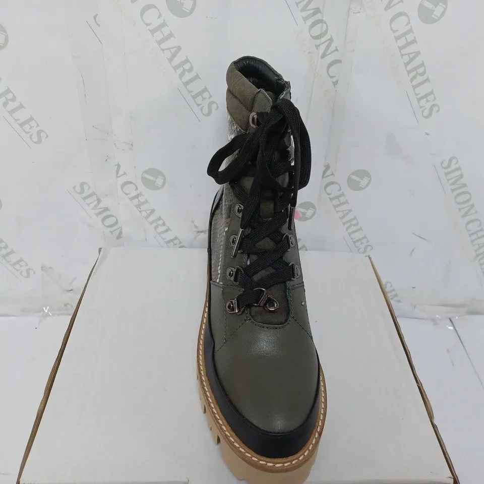 BOXED PAIR OF MODA IN PELLE CASSIDIE HIKING BOOTS IN KHAKI SIZE 6 
