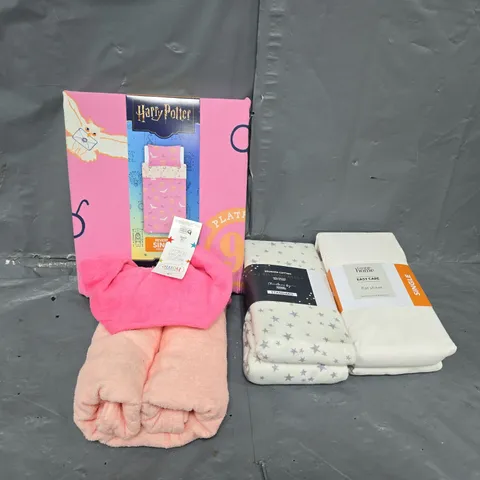 LARGE BOX OF APPROXIMATELY 10 ASSORTED ITEMS TO INCLUDE DUVET SETS, TOWELS AND THROWS