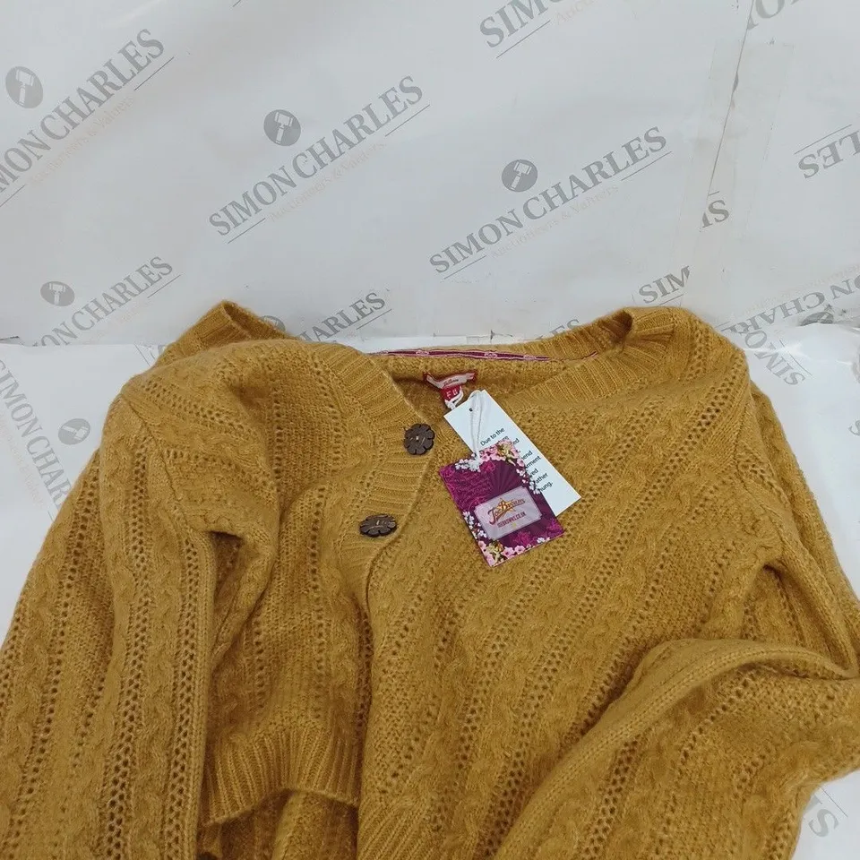 BOX OF APPROXIMATELY 9 ASSORTED CLOTHING PRODUCTS IN VARIOUS STYLES & SIZES TO INCLUDE JUMPERS, JEANS, SHIRTS ETC