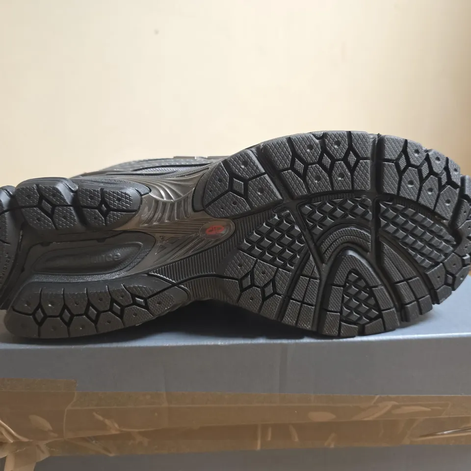 BOXED PAIR OF NEW BALANCE 1906R MEN'S RUNNING SHOES – UK SIZE 8
