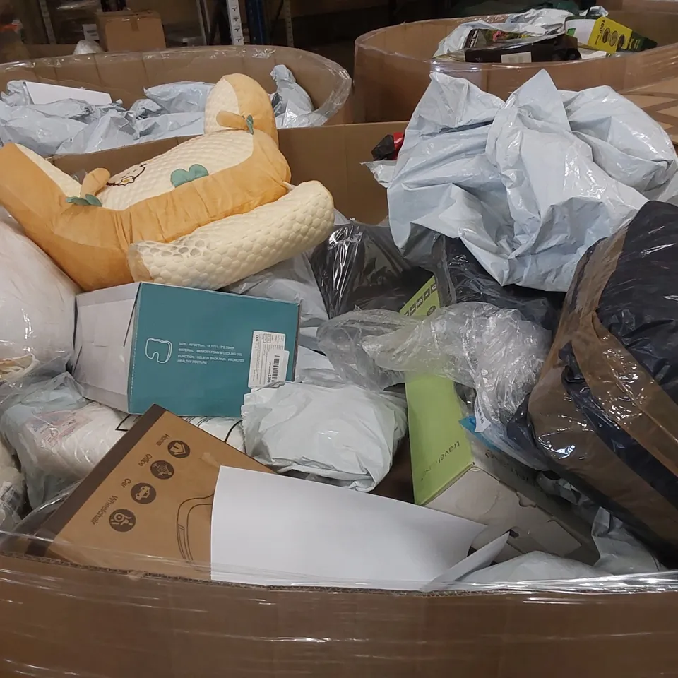 PALLET TO CONTAIN A LARGE ASSORTMENT OF PILLOWS AND CUSHIONS // BRANDS MAY VARY