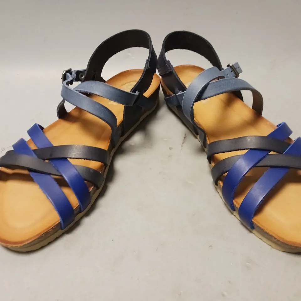 BOXED PAIR OF VAN-DAL OPEN TOE FLAT STRAPPY SANDALS IN BLACK/BLUE EU SIZE 40