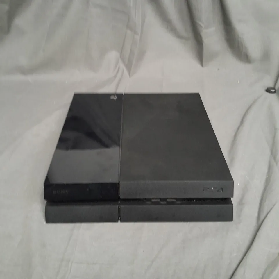 PLAYSTATION 4 GAMES CONSOLE