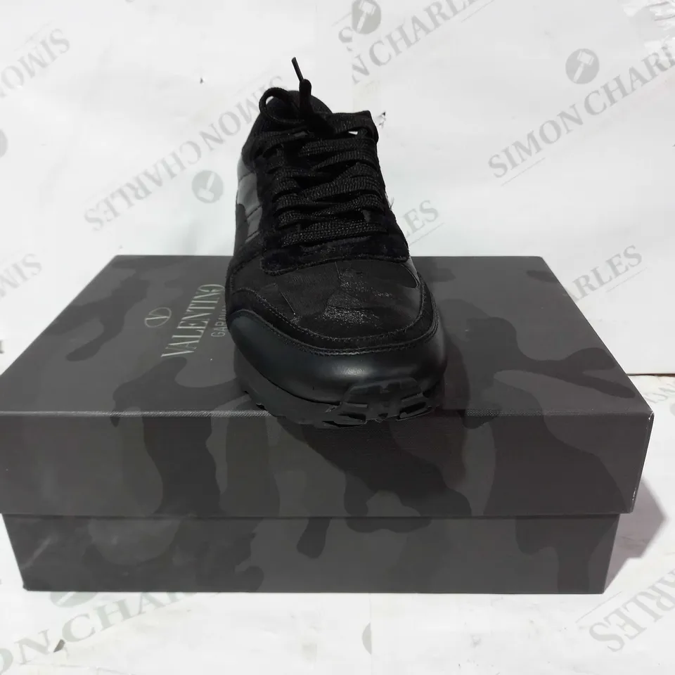 BOXED PAIR OF VALENTINO GARAVANI SHOES IN BLACK EU SIZE 39