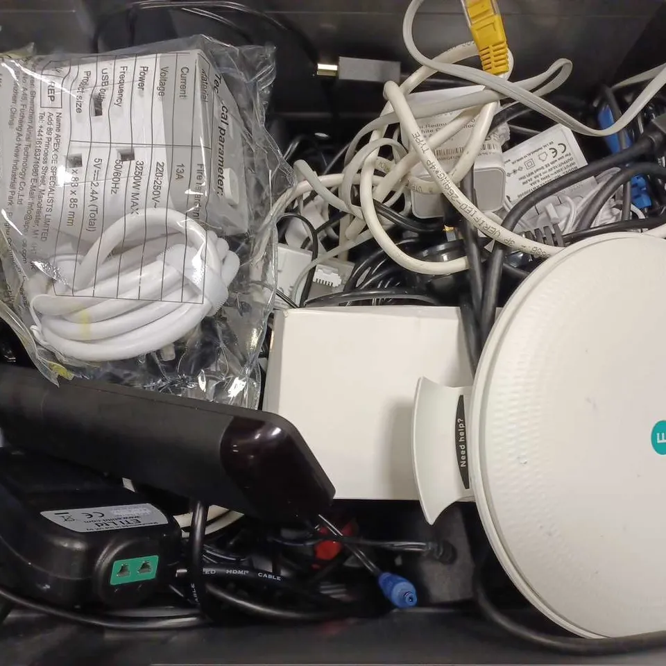 BOX OF APPROX 12 ASSORTED ITEMS TO INCLUDE - T95 4GB RAM Q5 - CUBE USB POWER STRIP - EE SMART WIFI DISC IN WHITE ECT 