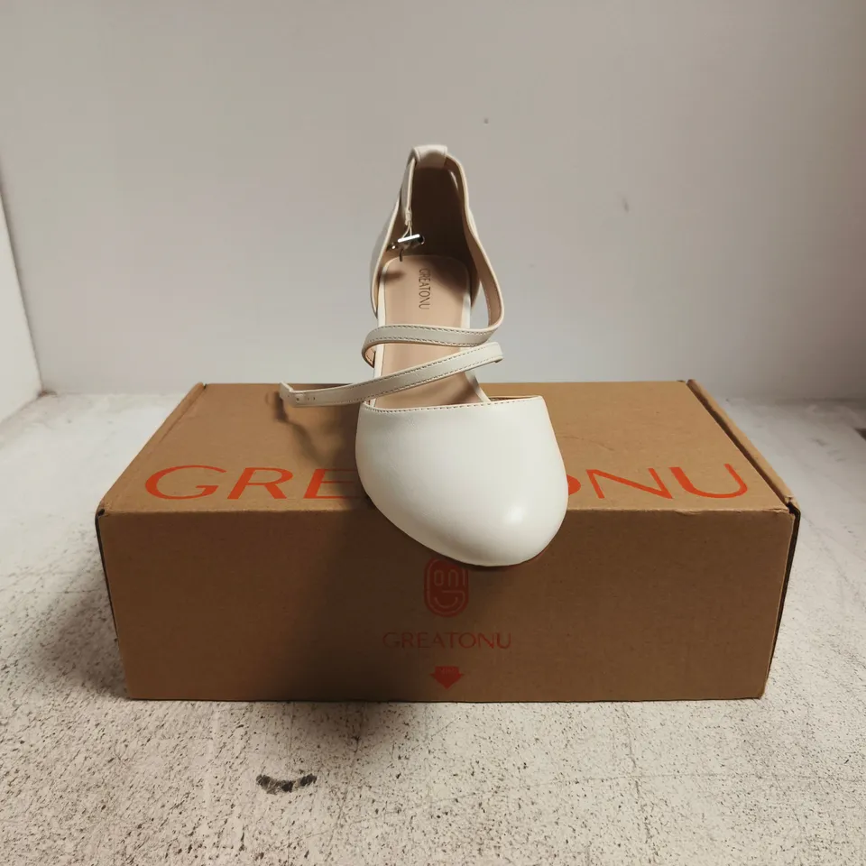 BOXED PAIR OF GREATONU CLOSED TOE BLOCK HEEL SANDALS IN WHITE SIZE EU 41