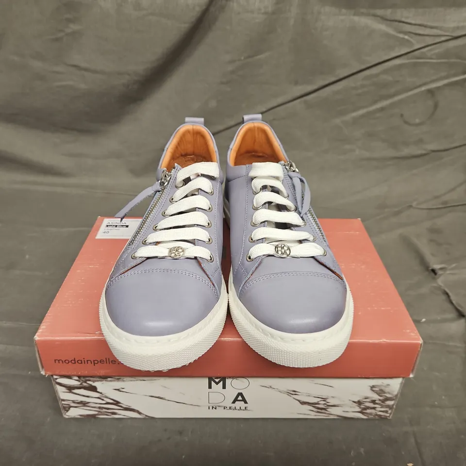 BOXED PAIR OF MODA IN PELLE LIGHT BLUE LEATHER ZIP FEATURE LACE UP TRAINERS - UK SIZE 40