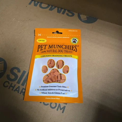 APPROXIMATELY 20 ASSORTED PET ITEMS INCLUDING PET MUNCHIES CHICKEN TRAINING TREATS AND VAMOOSH PET HAIR DISSOLVER