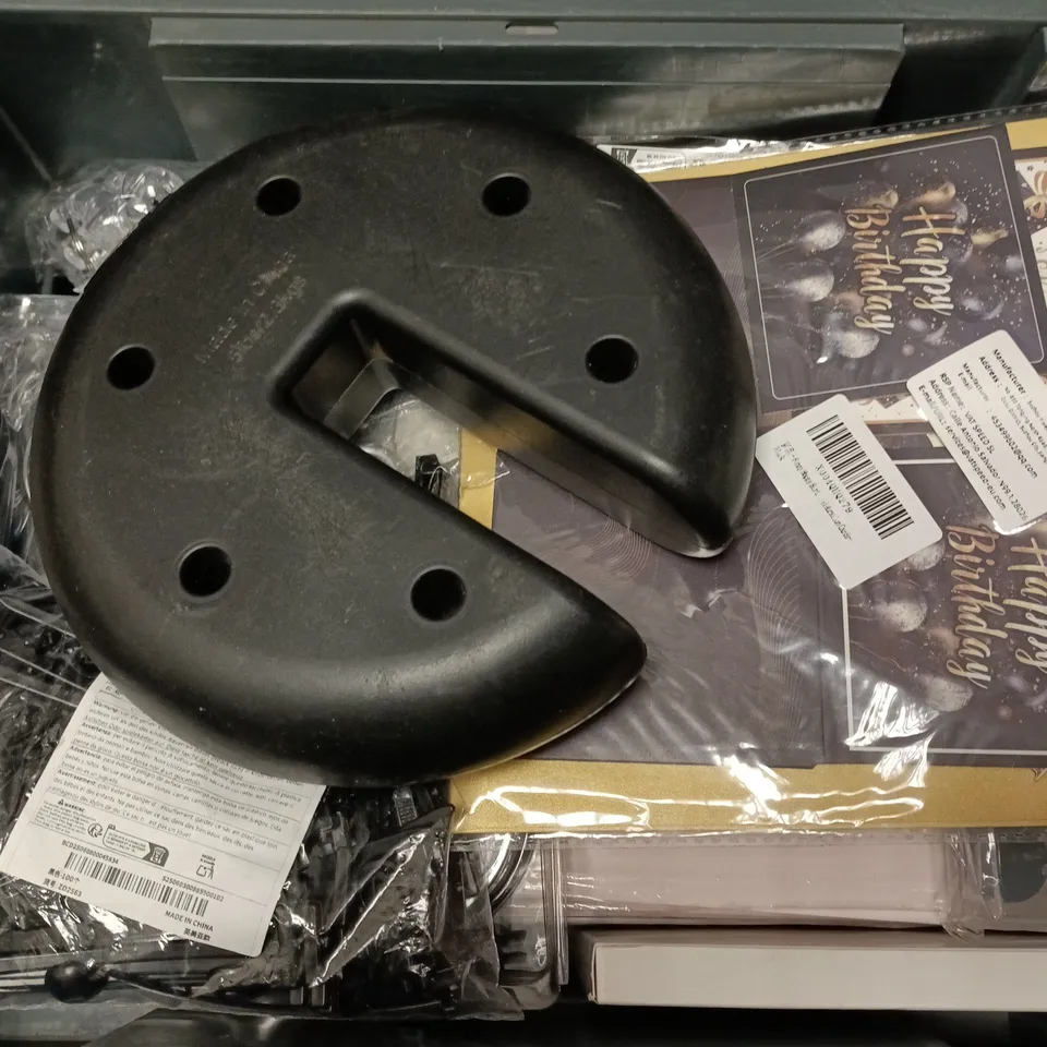 APPROXIMATELY 12 ASSORTED HOUSEHOLD ITEMS TO INCLUDE MAGNIFIER, LED FLASHLIGHT, GAZEBO WEIGHT, ETC