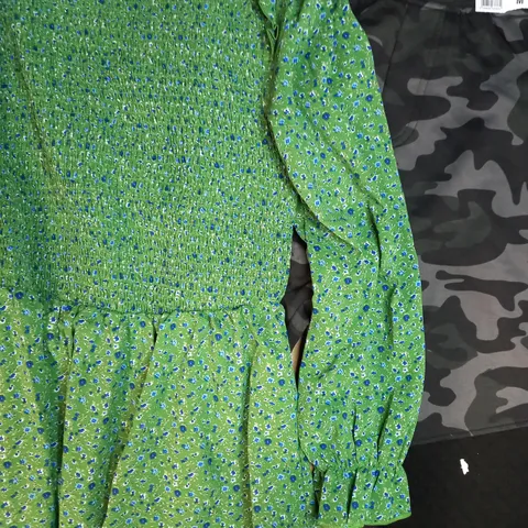 BOX OF APPROXIMATELY 10 ASSORTED CLOTHING AND FASHION ITEMS TO INCLUDE DESIGNER SKINNY FIT MENS JOGGERS IN BLACK SIZE M, DESIGNER FLORAL PATTERN DRESS IN GREEN SIZE M, ETC