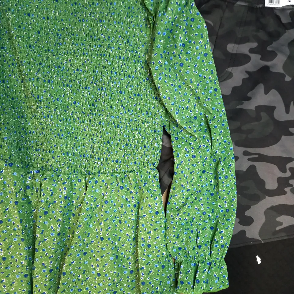 BOX OF APPROXIMATELY 10 ASSORTED CLOTHING AND FASHION ITEMS TO INCLUDE DESIGNER SKINNY FIT MENS JOGGERS IN BLACK SIZE M, DESIGNER FLORAL PATTERN DRESS IN GREEN SIZE M, ETC