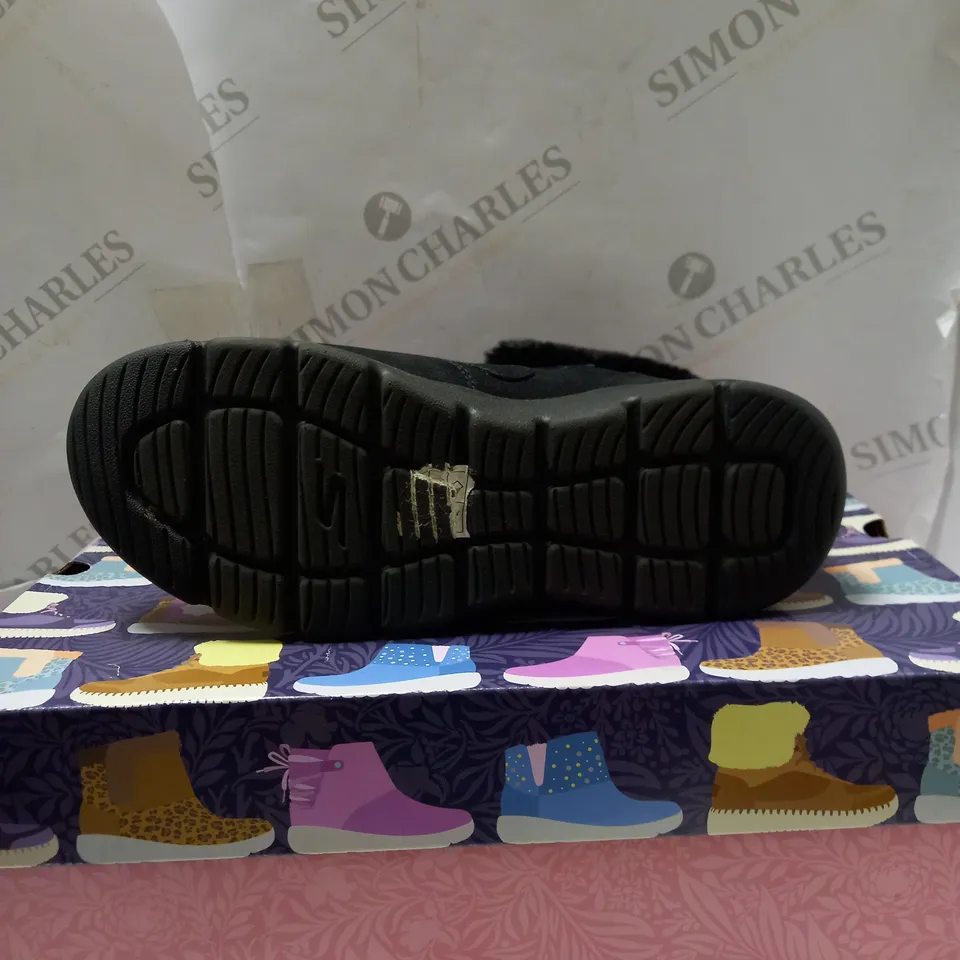 SKECHERS GLACIAL BOOT - BLACK - SIZE 5