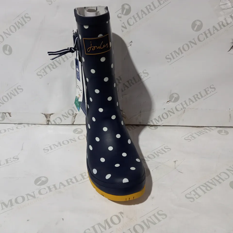 BOXED PAIR OF JOULES WELLINGTON BOOTS IN NAVY/WHITE UK SIZE 7