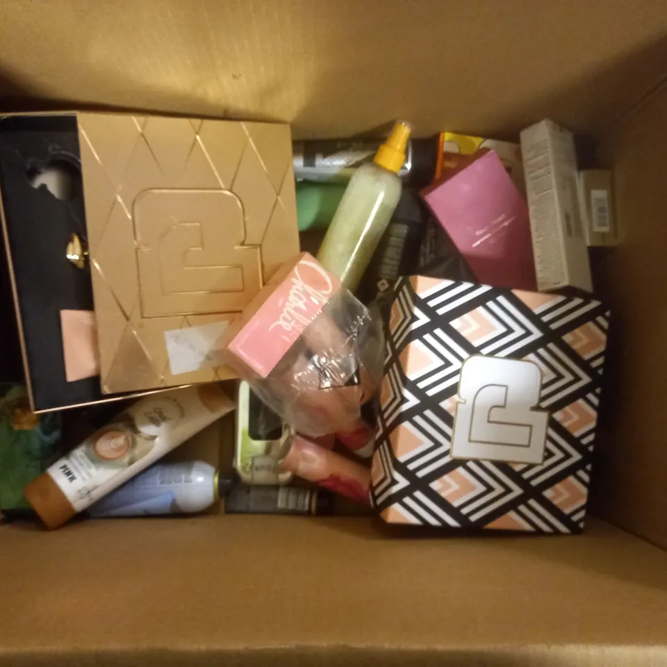 APPROXIMATELY 20 ASSORTED COSMETIC ITEMS TO INCLUDE PERFUMES, BODY SPRAYS AND BODY LOTIONS.