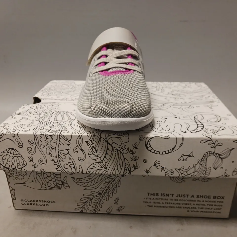 BOXED PAIR OF CLARKS SCAPE WEAVE KIDS SHOES IN GREY/PINK UK SIZE 12