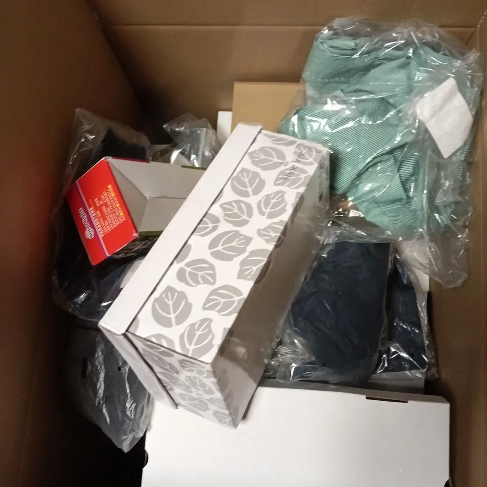 BOX OF APPROXIMATELY 10 ASSORTED ITEMS INCLUDING SOLAR TREE COMFORT SHOES, OUTDOOR SOLAR LIGHT 80W AND SQUARE NECK T SHIRT