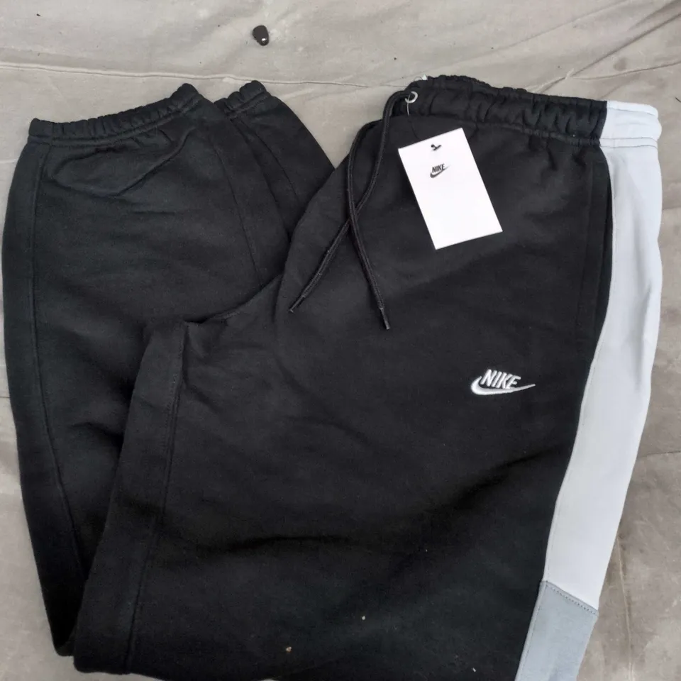 NIKE STANDARD FIT TAPER LEG REGULAR LENGTH IN BLACK/GREY - LARGE