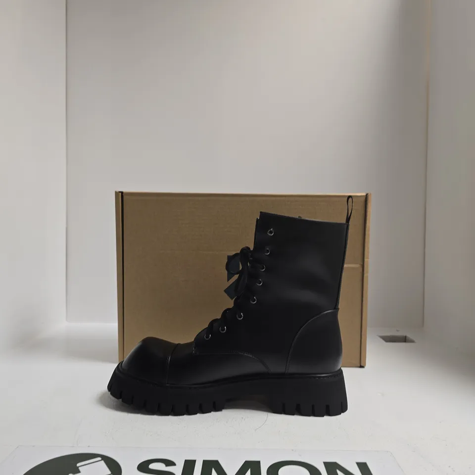 KOI BLACK LEATHER COMBAT BOOT WITH CHUNKY LUG SOLE – EU 40 UK SIZE 10