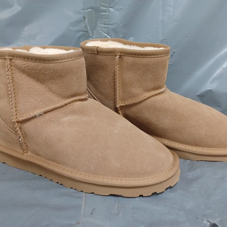 BOXED PAIR OF AUSLAND WOMEN'S CLASSIC SHORT SNOW BOOTS IN CHESTNUT SIZE UK 5