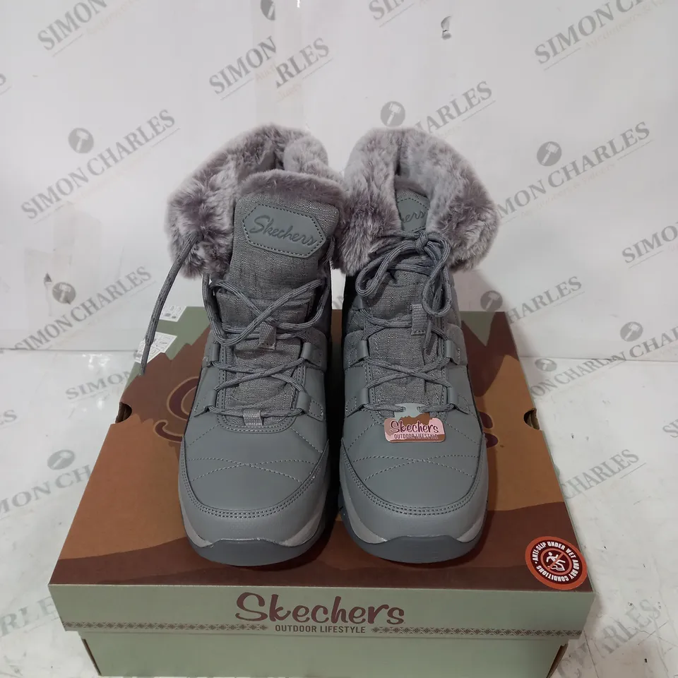 BOXED SKECHERS WOMENS ANTI SLIP AND WATERPROOF FUR LINED BOOTS - SIZE 6