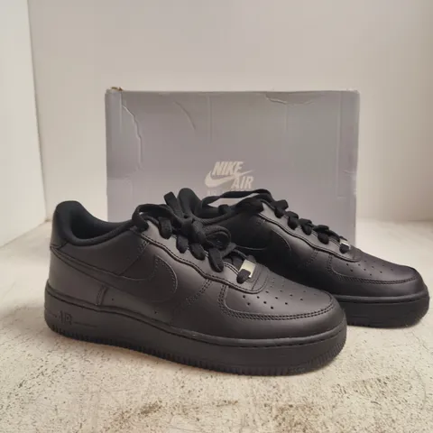 BOXED PAIR OF NIKE AIR FORCE 1 TRAINERS IN BLACK SIZE 5.5