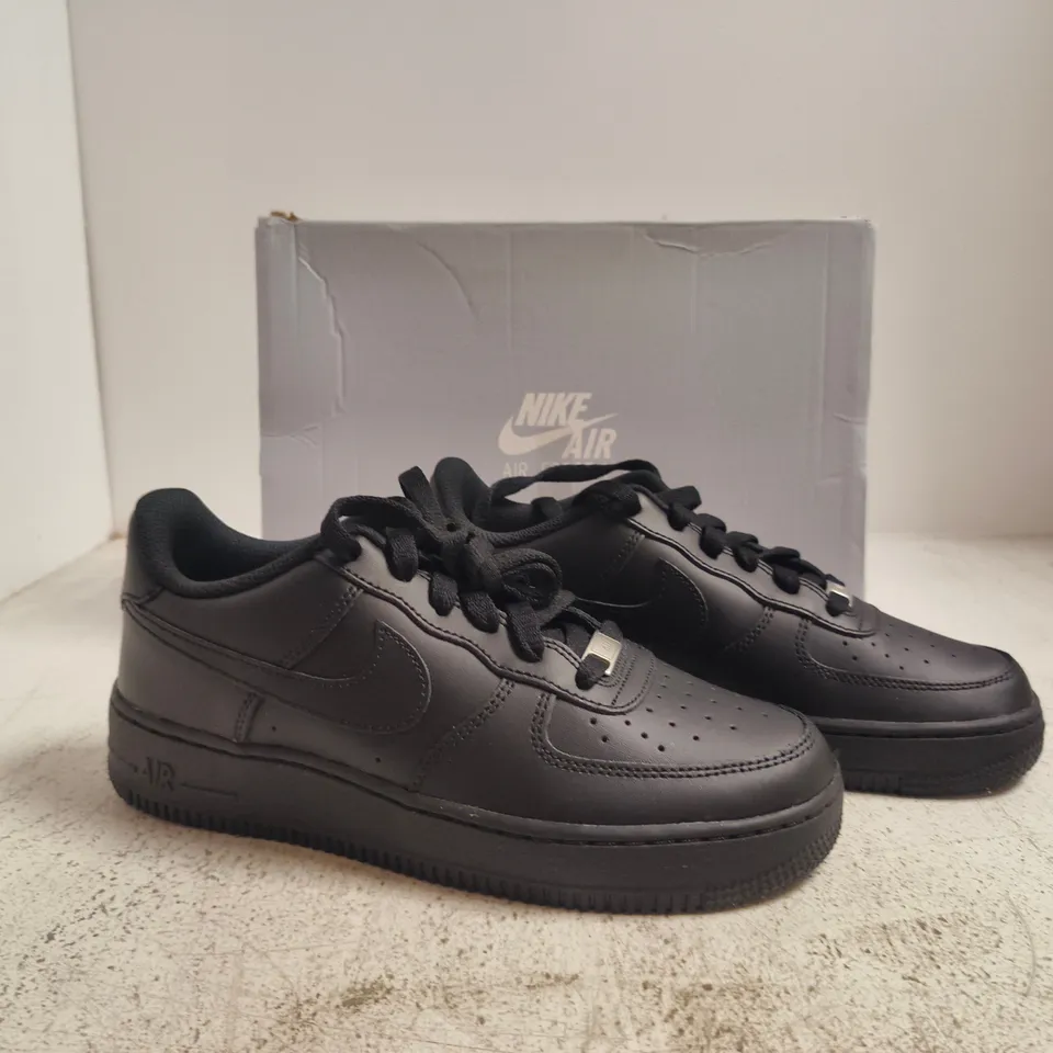 BOXED PAIR OF NIKE AIR FORCE 1 TRAINERS IN BLACK SIZE 5.5