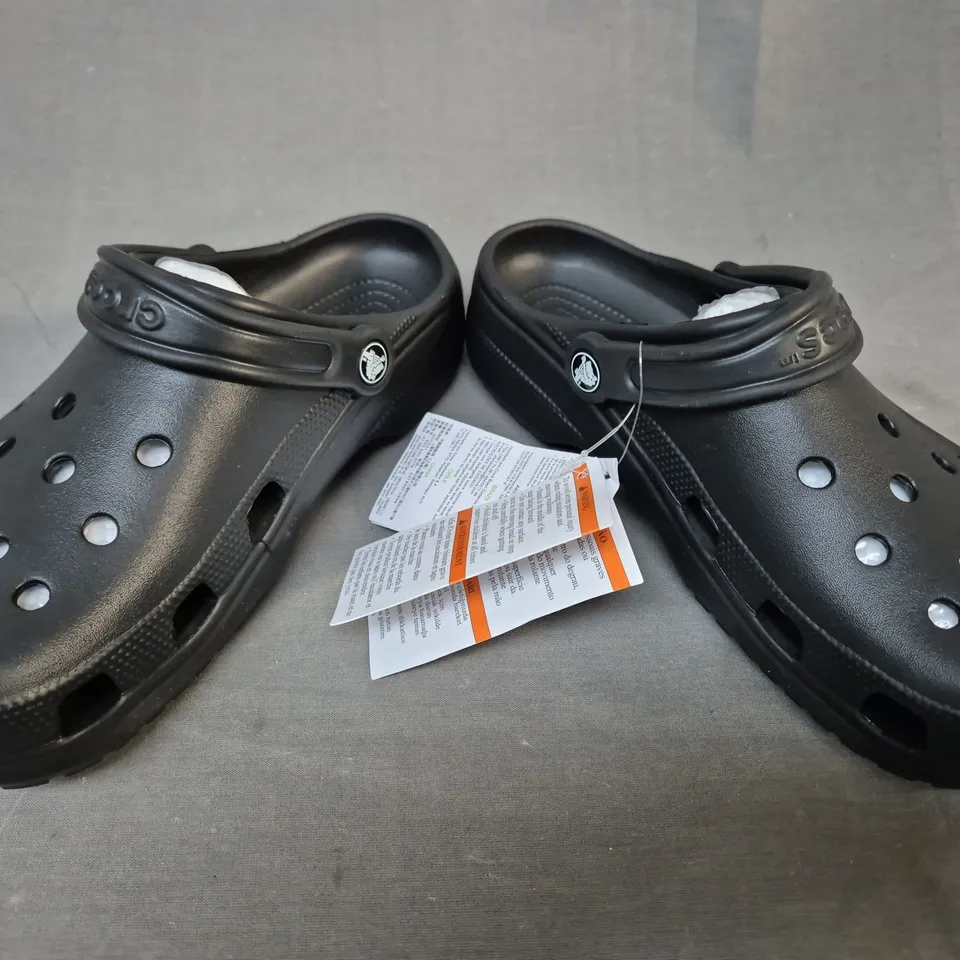 PAIR OF CROCS CLOGS IN BLACK SIZE M6/W8