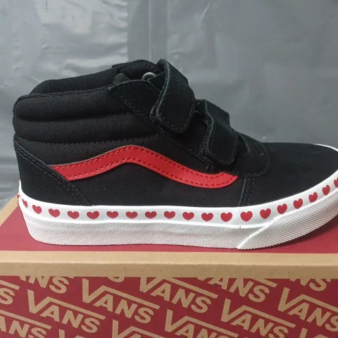 BOXED PAIR OF VANS WARD MID V TRAINERS IN BLACK/RED MULTI - UK 13.5