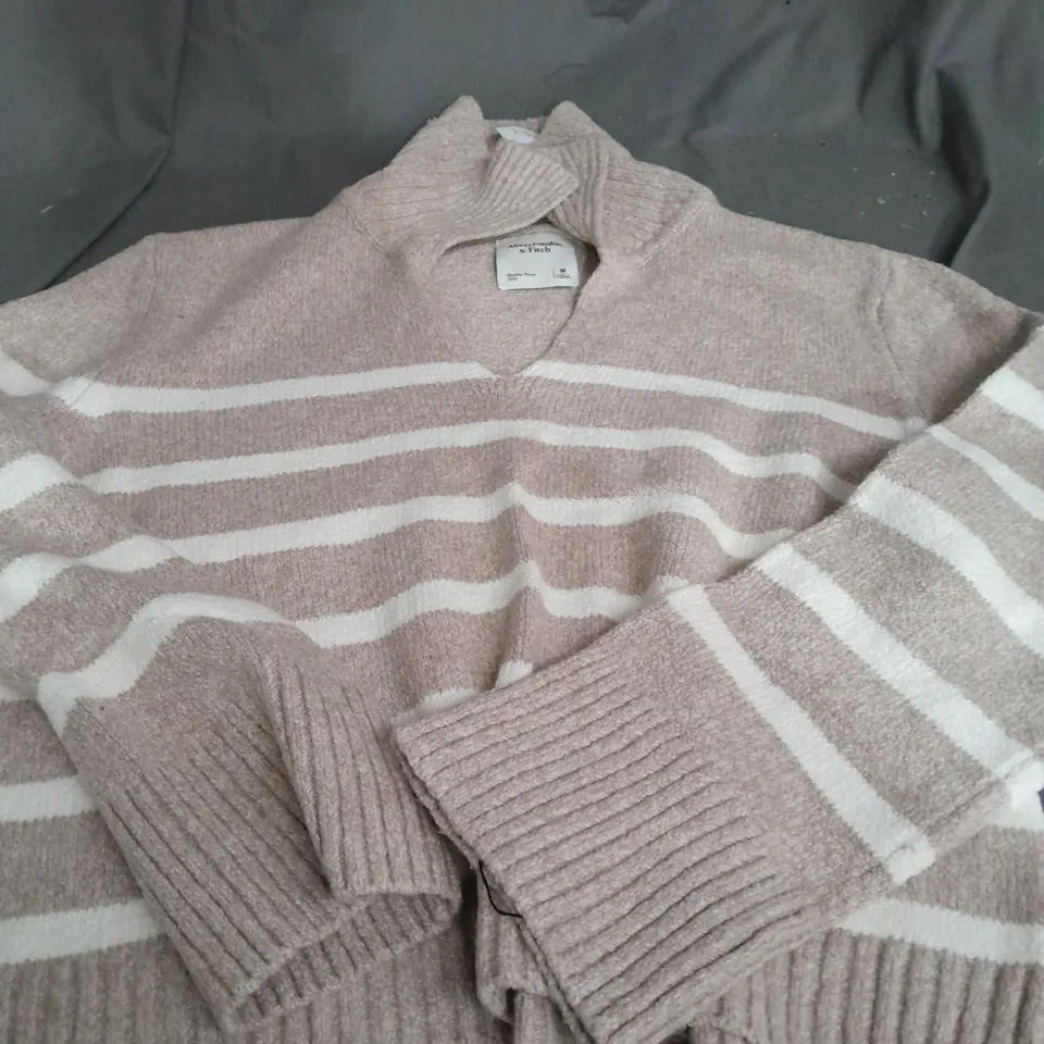 ABERCROMBIE & FITCH KNITTED LOW NECK JUMPER - MEDIUM