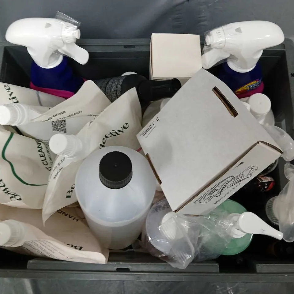 APPROXIMATELY 12 ASSORTED HOUSEHOLD ITEMS TO INCLUDE BATHROOM CLEANER PINK SALT, NEOM DIFFUSER, VANISH OXI ACTIO, ETC - COLLECTION ONLY