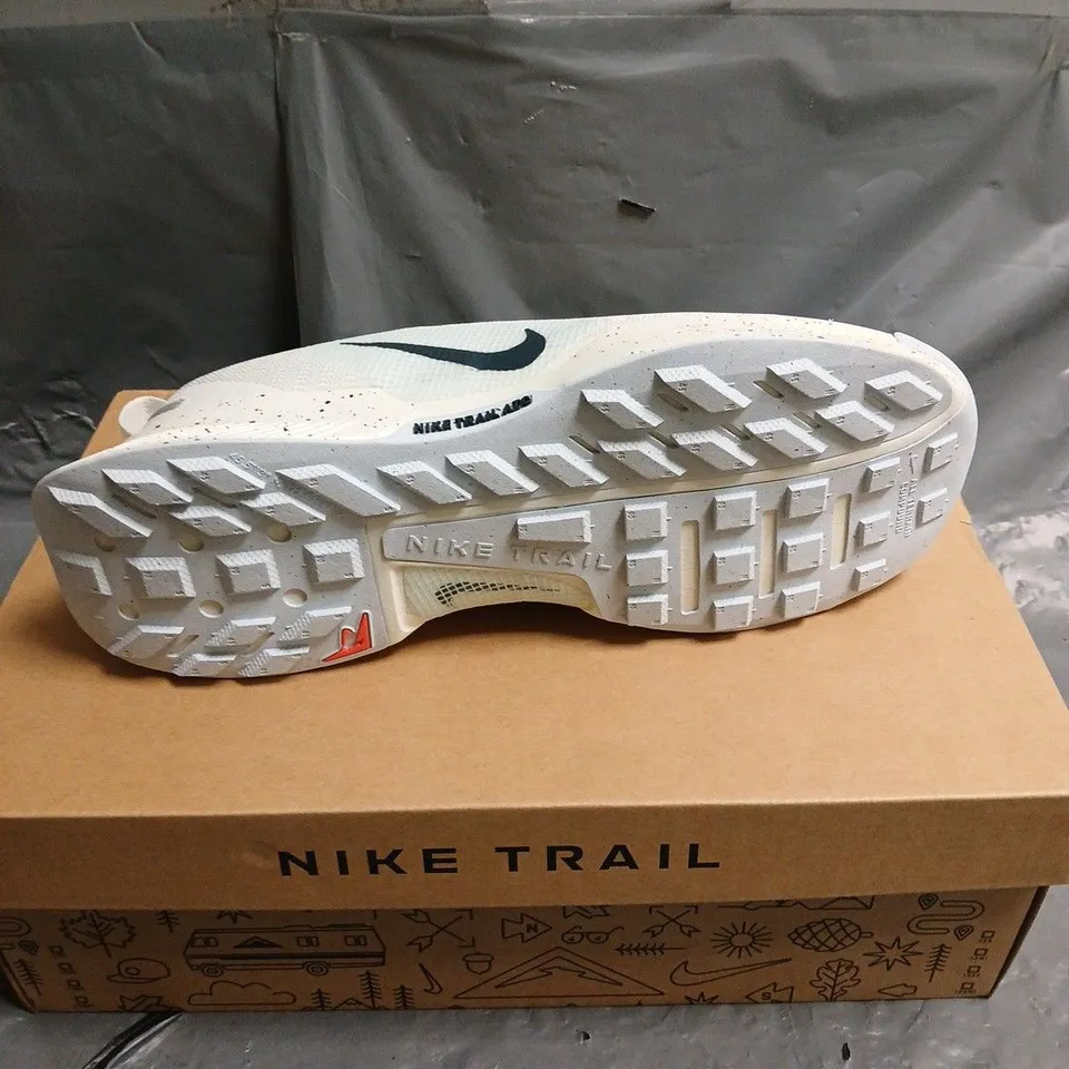 BOXED PAIR OF NIKE JUNIPER TRAIL 3 TRAINERS - 7.5