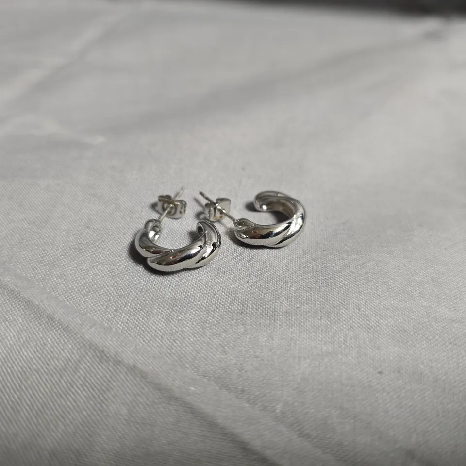 DYLAN OAKS SILVER HOOP EARRINGS – BOXED