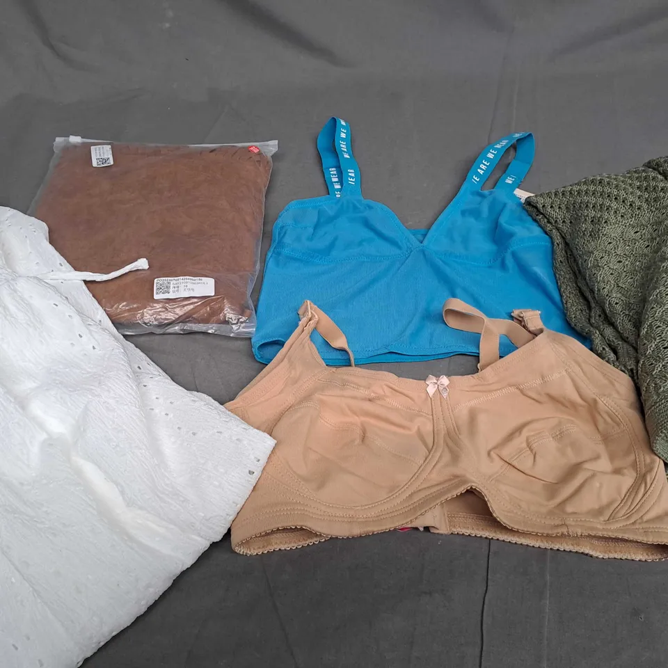 APPROXIMATELY 25 ASSORTED CLOTHING ITEMS IN VARIOUS SIZES TO INCLUDE - SPORTS TOP , CARDIGAN , DRESS ETC