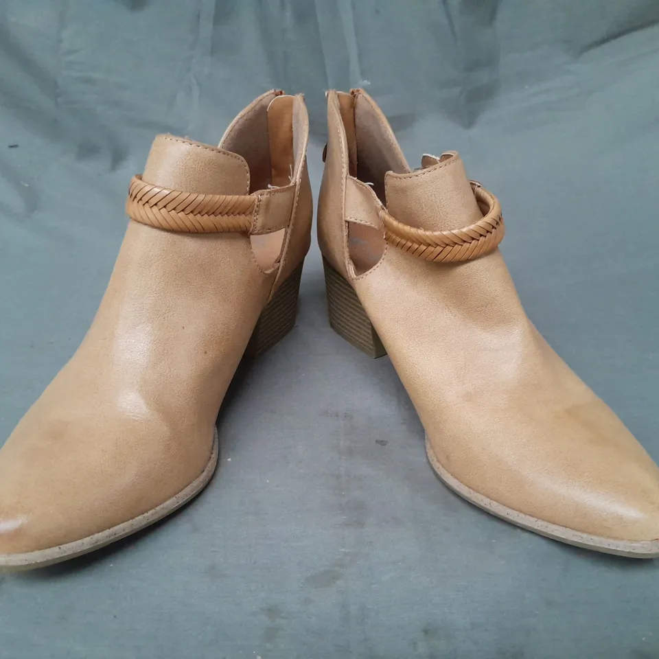 PAIR OF COMFORT TU BLOCK HEEL SHOES IN TAN SIZE 6