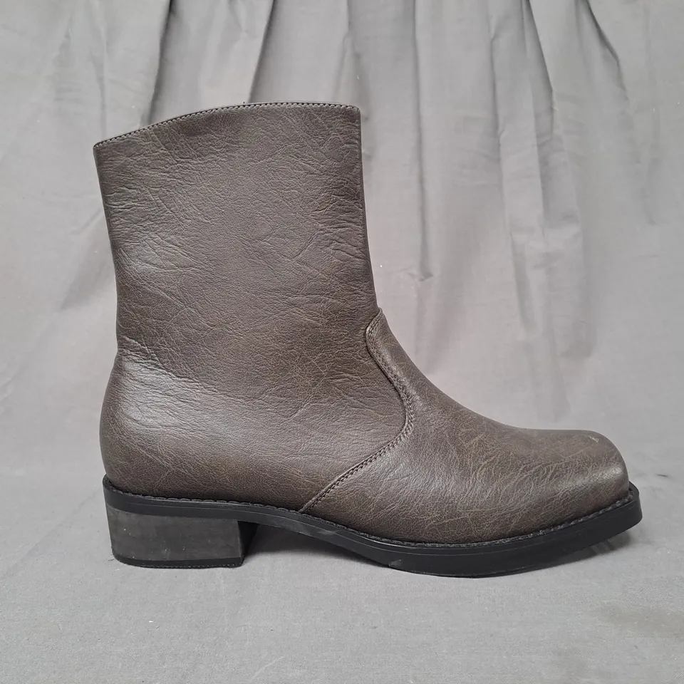 BOXED PAIR OF KOI COWBOY BOOTS IN MOCHA UK SIZE 9