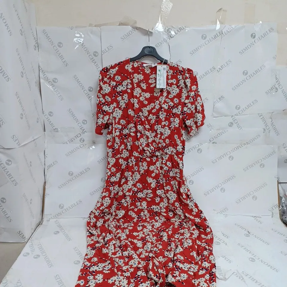 12 FINERY DETAILED DRESSES IN VARIOUS STYLES 