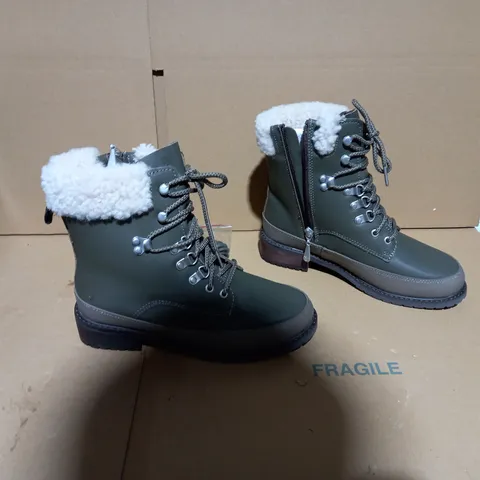EMU AUSTRALIA OKAB DARK OLIVE BOOT SIZE 5 