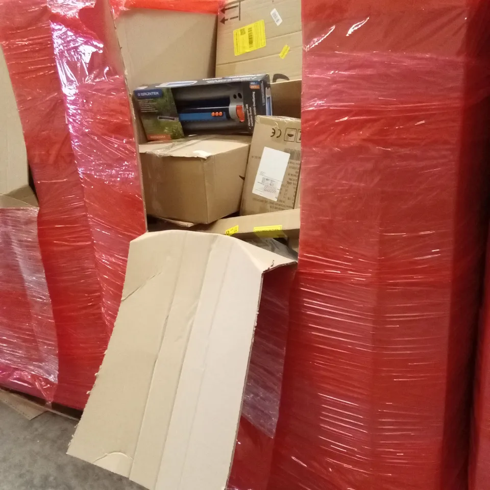 PALLET OF ASSORTED HOUSEHOLD GOODS AND PRODUCTS TO INCLUDE; DOOR MAT, GARDEN SPRINKLER, TRUNK RIDE-ON SUITCASE ETC