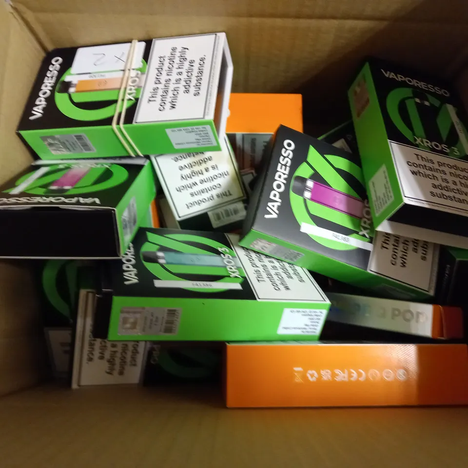 APPROXIMATELY 16 VAPES & E-CIGARETTES TO INCLUDE GEEKVAPE WENAX Q, VAPORESSO XROS 3, GEEKVAPE SONDER Q, ETC
