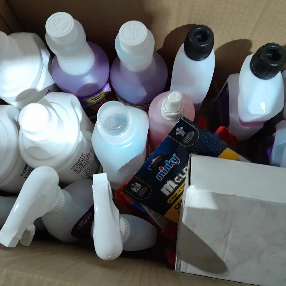 APPROXIMATELY 20 ASSORTED HOUSEHOLD CLEANING PRODUCTS TO INCLUDE TOWER PROFESSIONAL CARPET WASHING SOLUTION, BLAST CREDIBLE HEAVY DUTY DEGREASER AND CLEANER, ENVIRO-WORKS CARPET UPHOLSTERY SHAMPOO ETC