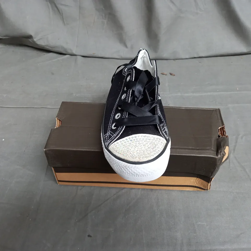 APPROXIMATELY 12 PAIRS OF WOMENS CANVAS TRAINERS WITH DIAMANTE TOP IN VARIOUS SIZES
