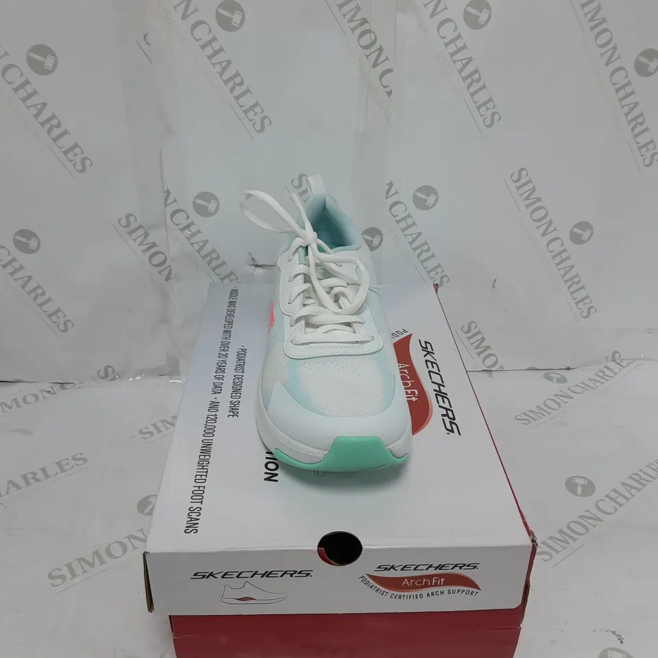 PAIR OF SKECHERS TRAINERS IN WHITE/BLUE SIZE 6